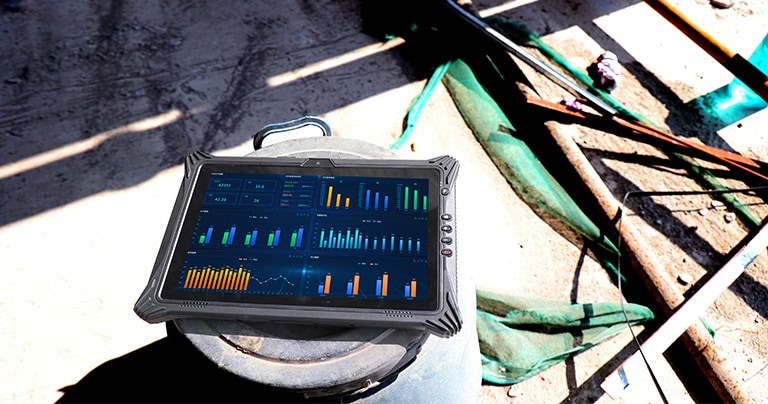 The I10A screen was clearly visible even in the midday sunlight at the construction site.