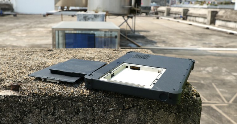 Construction tablet with removable battery for outdoor field operations